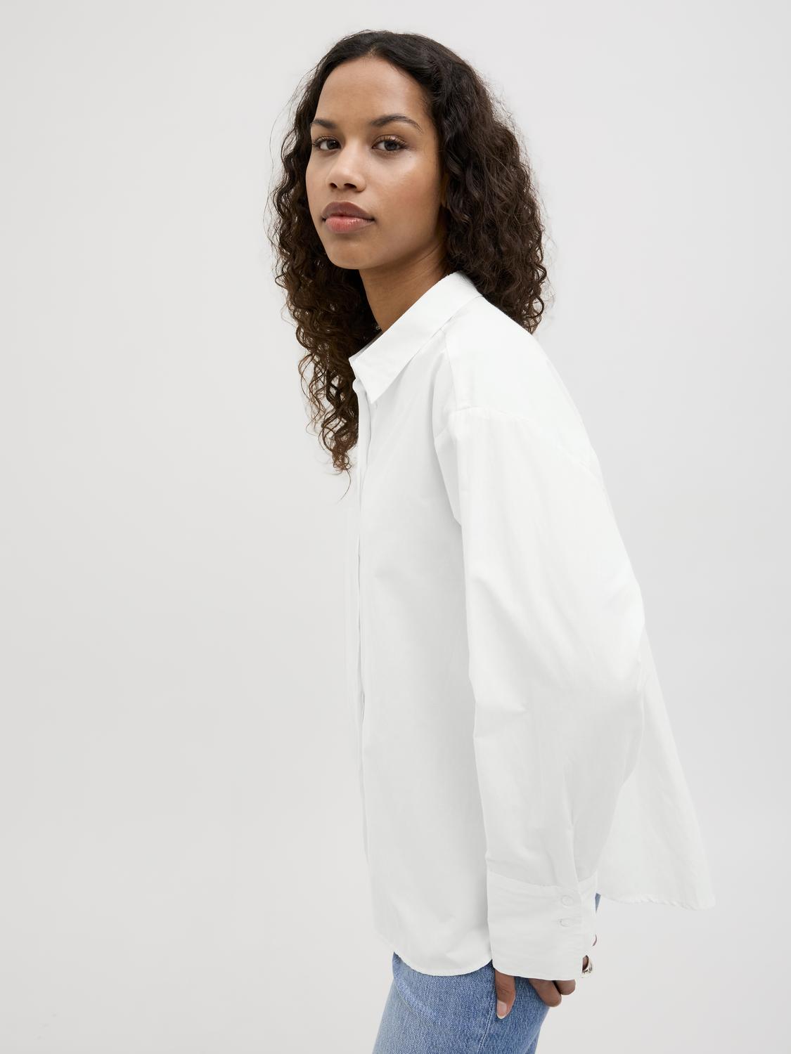 model_shot-creative